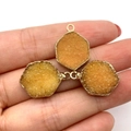 Gelber Naturstein-Kristallanhänger in Hexagon-Form mit vergoldeter Fassung für Schmuck - 15x22mm / US 2
