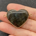 Pendentif cœur en labradorite avec bordure dorée et doubles connecteurs - Minéral Gris Brun (Motif 17)
