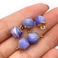 Facettierte lila Achat-Polygon-Anhänger mit Goldösen, präsentiert auf der Hand - 8x12mm 2g/Stk / Synthetischer Violetter Achat