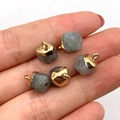 Fünf geometrische graue Natursteinanhänger mit Goldverschlüssen in einer Hand gehalten - 8x12mm 2g/Stk / Labradorit