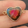 Pendentif connecteur cœur en pierre d'empereur avec texture colorée et cadre doré - Style de Teinture Rouge-Violet-Bleu-Vert (No.19)