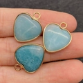 Juego de tres colgantes de corazón en turquesa con bordes dorados sostenidos en la mano - 16x19mm / Textura Natural Azul Cielo (14)