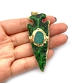 Colgante de flecha en piedra natural verde con borde dorado y detalle de cristal verde - Verde Moteado (No. 2)
