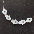 Cinco cuentas de mano de Hamsa en nácar con diseño de ojo azul para joyería DIY - Estilo de Agujero Directo