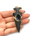 Colgante punta de flecha de resina negra mate con chapado en oro y geoda de cristal azul - Negro (No. 3)