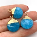 Tre ciondoli tondi in pietra naturale blu cielo con cappuccio dorato sulle dita - Colore Larimar (N. 1) / 15x19mm
