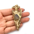 Pendentif en forme de flèche en pierre crème avec bordure dorée et cristal brut - Beige à Motifs (N° 6)