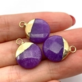 Tre ciondoli in pietra viola con bordo dorato per gioielli fai da te tenuti in mano - Pietra Viola (N. 2) / 15x19mm