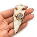 Pendentif en forme de corne blanche avec pierre violette brute et bordure dorée - Blanc (No.7)