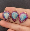 Pendentif goutte en pierre d'empereur facettée avec texture bleu-violet et bord doré - Texture Violette et Bleue (No.2)