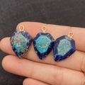 Trois pendentifs en pierre naturelle bleue en forme de bouclier avec bords dorés en main - Texture Bleu Foncé et Cyan (No.4)