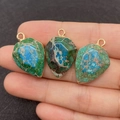 Pendentif goutte en pierre impériale bleue avec bords dorés et style bohème chic - Texture Bleue et Verte (No.3)