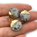 Pendentifs en pierre naturelle grise mouchetée avec bordure métallique dorée sur main - Pierre Grise Tachetée (N° 6) / 15x19mm