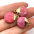 Trois pendentifs en pierre naturelle rose avec bordure dorée tenus dans la main - Pierre Rose Texturée (N° 8) / 15x19mm