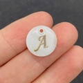 Pendentif rond 15mm en coquillage naturel avec lettre A dorée pour collier DIY - Lettre Ronde A (1006-B210928003) / Lettre A