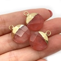 Trois pendentifs en pierre naturelle rouge facettée avec bélière dorée en main - Pierre Gemme Rouge Facettée (N° 10) / 15x19mm
