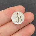 Perle en coquillage naturel de 15mm avec lettre B gravée dorée pour bijoux faits maison - Lettre B
