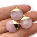 Pendentif en quartz rose rond plat avec texture naturelle et bélière dorée - Quartz rose / 15x19mm