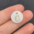 Perle ronde en coquillage blanc de 15 mm avec lettre C dorée pour la création de bijoux - Lettre C