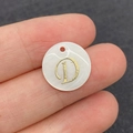 Perle ronde en coquillage naturel de 15mm avec lettre D dorée pour création de bijoux - Lettre D