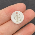 Perle ronde en nacre blanche avec lettre E dorée cursive pour création de bijoux DIY - Lettre E