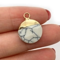Pendentif rond facetté en œil de tigre et topaze avec anneau doré pour bijoux DIY - Howlite / 15x19mm