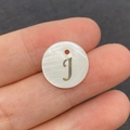 Perle ronde en coquillage naturel 15mm avec lettre J dorée pour bijoux DIY - Lettre J