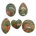 Set aus fünf polierten Unakit-Natursteinanhängern in verschiedenen Formen für DIY-Schmuck - 032 Unakit Set