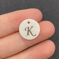 Perle ronde en nacre naturelle 15mm avec lettre K dorée pour la création de bijoux DIY - Lettre K