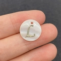 Perle ronde en nacre naturelle avec lettre L dorée pour création de bijoux DIY - Lettre L