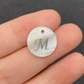 Pendentif rond 15mm en nacre naturelle avec lettre M dorée pour création de bijoux - Lettre M