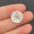 Perle en nacre naturelle avec lettre cursive N dorée pour bijoux faits main - Lettre N