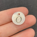 Perle ronde en coquillage d'eau douce blanc irisé avec une lettre O dorée pour bijoux faits main - Lettre O