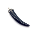 Detail eines schwarzen Cornicello-Anhängers mit funkelndem, diamantbesetztem Silberverschluss - 17x70mm Stil / Schwarz