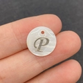 Perle ronde en nacre naturelle 15mm avec lettre P dorée pour la création de bijoux - Lettre P