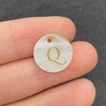 Pendentif rond en nacre naturelle avec gravure dorée de la lettre Q pour colliers DIY - Lettre Q