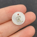 Perle ronde en coquillage naturel de 15mm avec lettre dorée R pour collier DIY - Lettre R