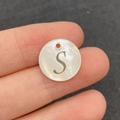 Perle ronde en nacre naturelle 15mm avec lettre S dorée pour fabrication de bijoux - Lettre S