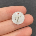 Perle en nacre naturelle avec lettre T dorée pour création de bijoux DIY - Lettre T