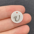 Pendentif en nacre de 15mm avec lettre V dorée pour création de colliers DIY - Lettre U