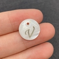 Perle ronde en nacre blanche avec lettre V dorée pour la création de bijoux DIY - Lettre V