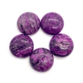 Détail macro de cinq perles rondes en agate violette naturelle polie avec texture - Violet