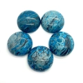 Détail macro de cinq cabochons ronds en agate naturelle avec motifs de marbre bleu - Bleu
