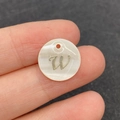 Perle ronde en nacre naturelle de 15 mm avec lettre W gravée en or brillant - Lettre W