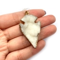 Colgante de punta de flecha en cristal blanco natural con elegante borde de metal dorado - Blanco (Borde Dorado)