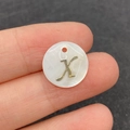 Perle ronde en nacre blanche avec lettre X dorée pour la création de bijoux DIY - Lettre X