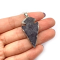 Colgante punta de flecha de cristal púrpura oscuro con borde de metal plateado - Púrpura (Borde Plateado)