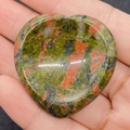 Masseur de pouce en forme de cœur en Unakite polie avec textures minérales vertes et roses - 40x40x6mm / Unakite