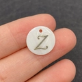 Perle ronde en coquillage naturel 15mm avec lettre Z dorée pour bijoux DIY - Lettre Z