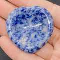 Pierre de pouce en forme de cœur en sodalite naturelle bleue et blanche - 40x40x6mm / Sodalite (Bleu à Points Blancs)